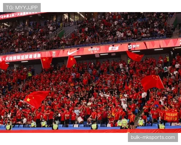 斯托克城掀起高空轰炸热潮,球迷激情助威引爆现场气氛 斯托克城掀起高空轰炸热潮,球迷激情助威引爆现场气氛